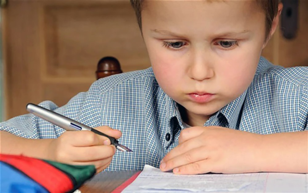 Troppe impugnature errate: la maestra ritorna alla penna stilografica e  vieta quelle biro